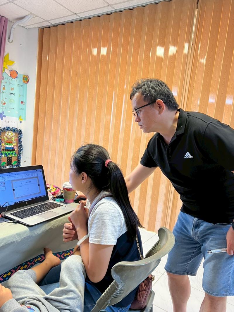 學員認真詢問老師問題