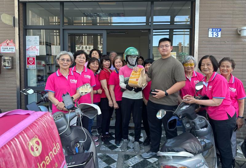 老師最後給長輩訂外送小點心，讓學員們在課程中都快樂學習又有滿滿收穫！