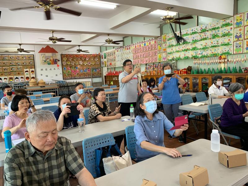 讓學員能夠從現實世界的互動，逐步進完全沉浸的虛擬空間。