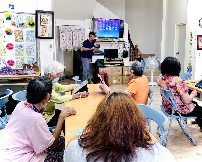 在這訊息流通的時代使用手機、平板,隨身攜帶的行動裝置就可以很容易去獲得資訊、分享個人的生活、與人聯絡更加方便,但是有可能在不知不覺間,個人訊息也有可能被詐騙盜用了而不自知,身為行動裝置的使用者,應加強對於行動裝置的資安防護與意識。