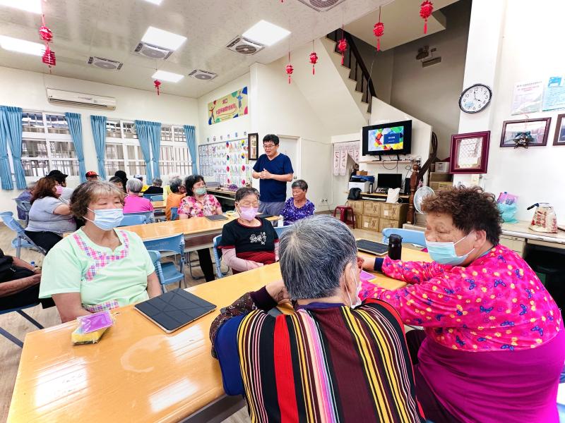 科技日新月異詐騙手法也是,有可能不小心就被假訊息、假通知、AI後製影像給騙了,藉著課程帶著社區民眾與長輩們去了解常見的詐騙手法,現場跟著老師一起討論從新聞或家人朋友口中聽到的詐騙案例,一不小心真的很容易就落入詐騙陷阱,因此,培養自己多加查證