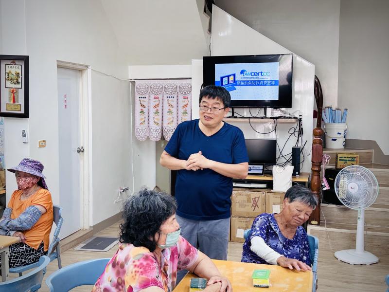 老師也分享了利用安裝資安防護軟體來避免下載已知的惡意程式與瀏覽惡意網站,可透過安裝資安防護APP,偵測已知的惡意程式與惡意網站和判別網路釣魚網站,另外也避免使用公共Wi-Fi,還有遇到詐騙要冷靜、不要貪小便宜、保持警惕、多加求證、不輕易分享