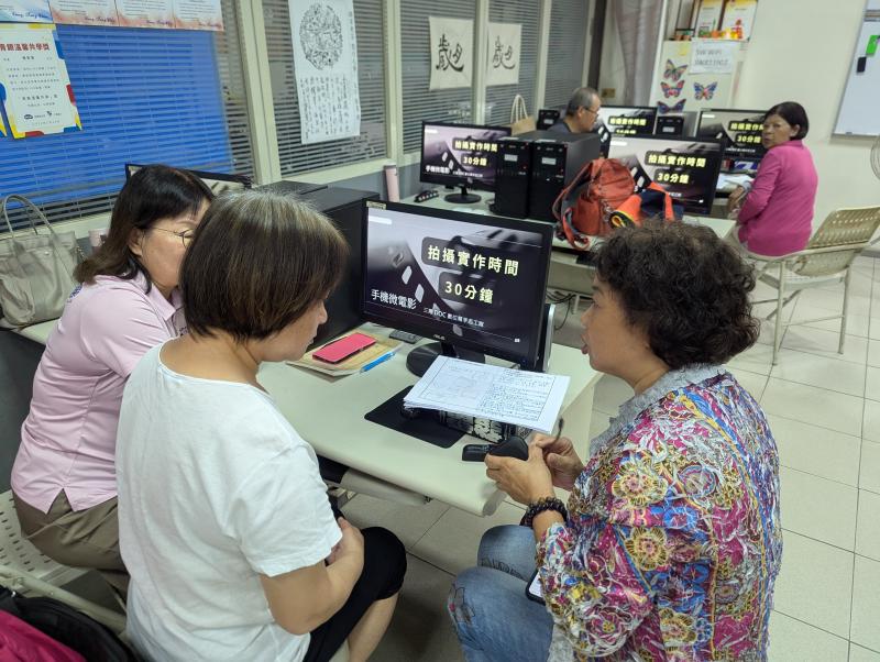 小組劇本討論中