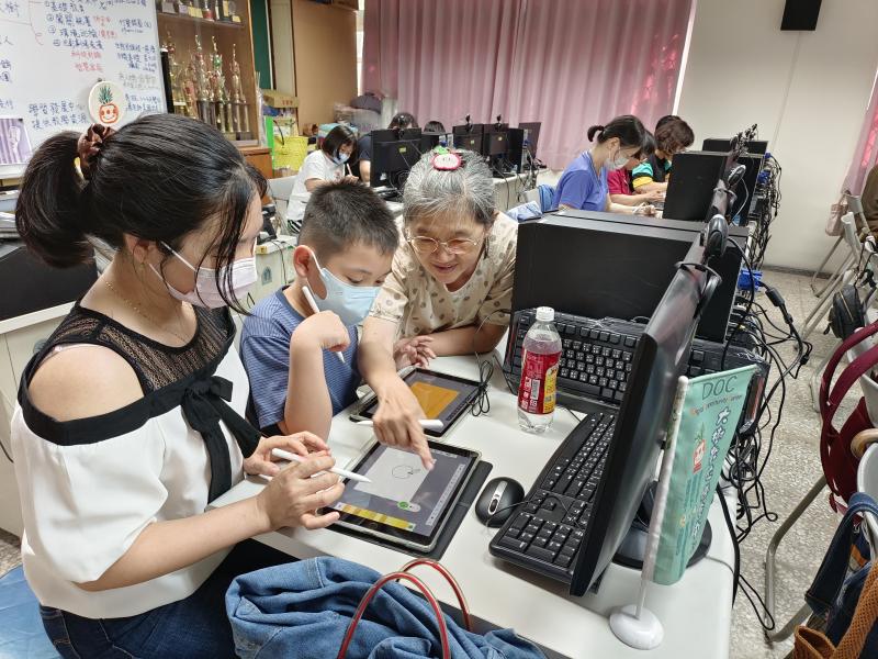 學員實際操作使用平板繪圖