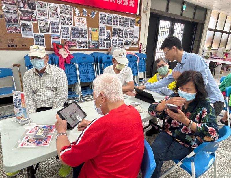 講師協助長輩可以更快上手有關3c產品操作模式