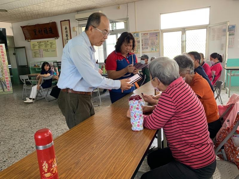 有幾位長輩分享去速食店一定要兒孫陪伴