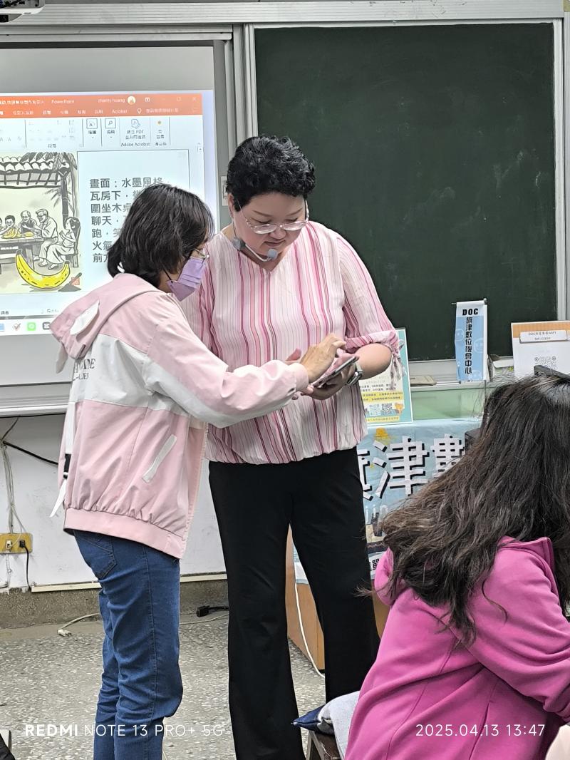 學員與老師討論