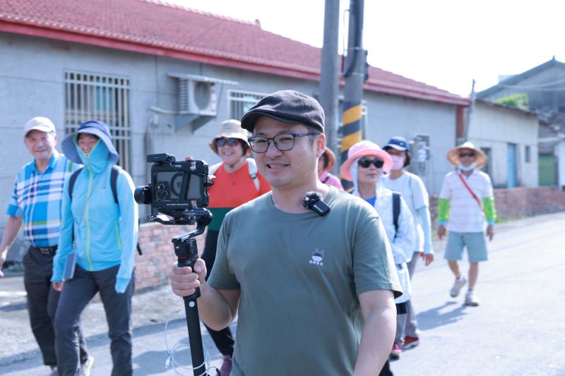 講師使用設備將過程記錄下來