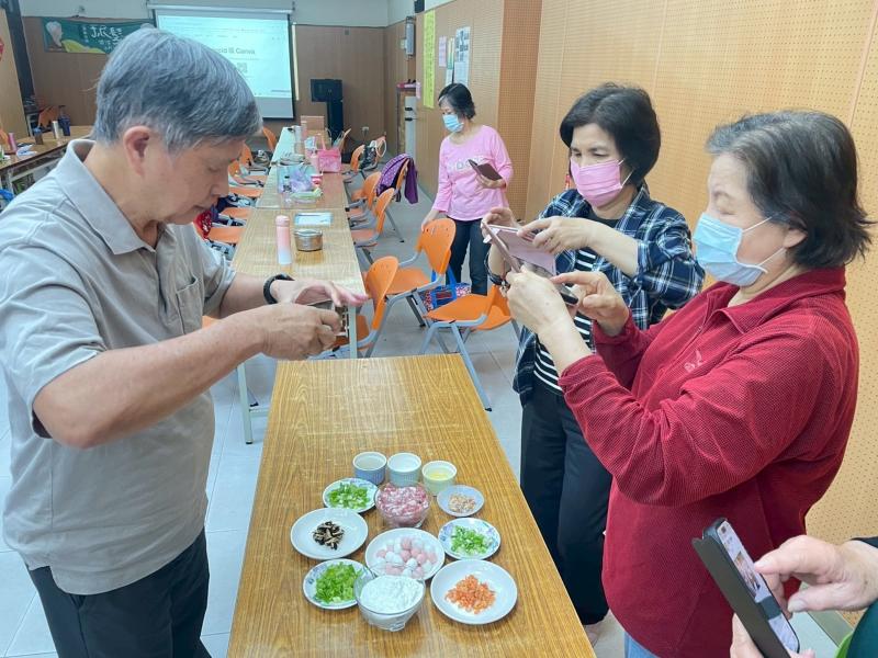 學員們東擺西喬只為了把所有食材都拍進手機畫面~