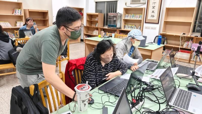 老師很有耐心的指導學員每個步驟的學習