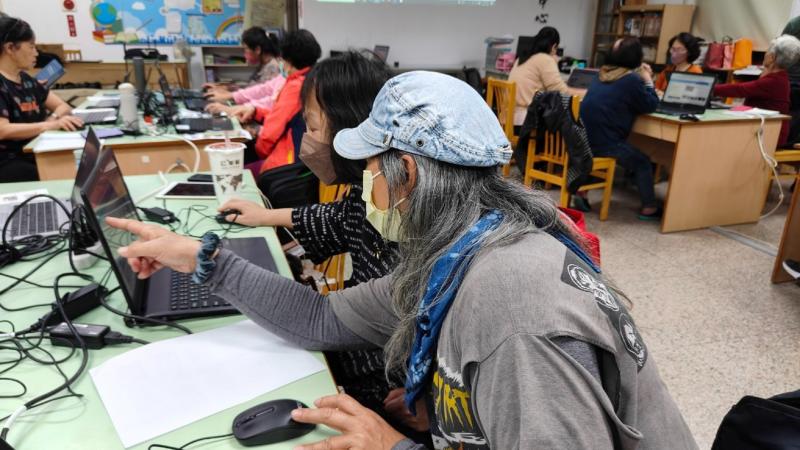 進度好的學員指導不上手的學員，大家一起努力學習