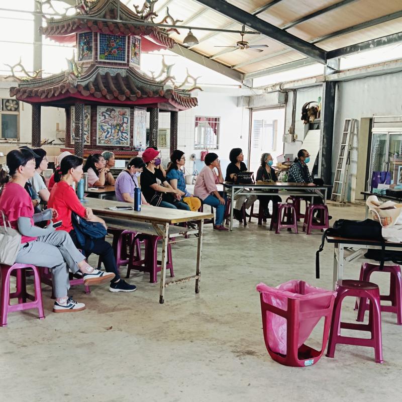 學員們聚再一起上課