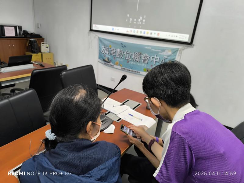 學員與老師討論