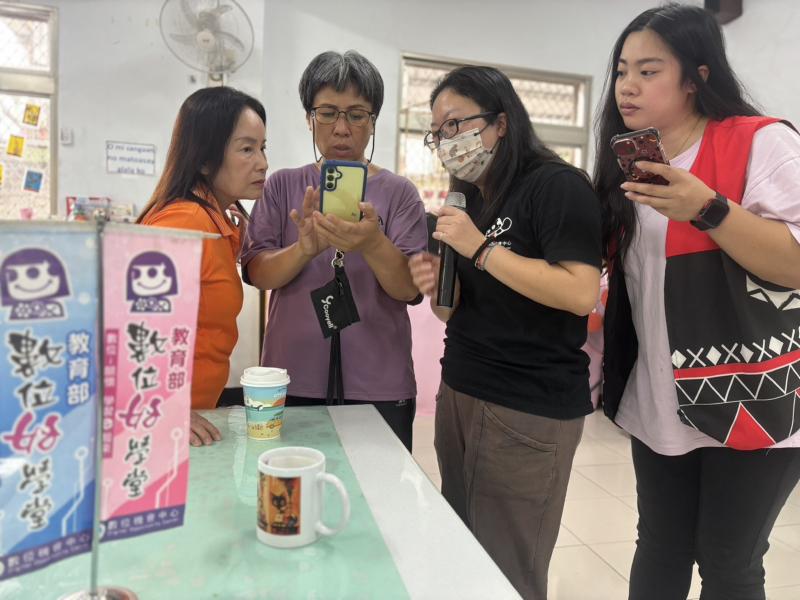 講師協助學員使用手機運用CHATGPT修圖