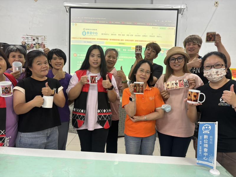 運用CHATGPT修圖把設計好的圖片藉由轉印機傳印至馬克杯上