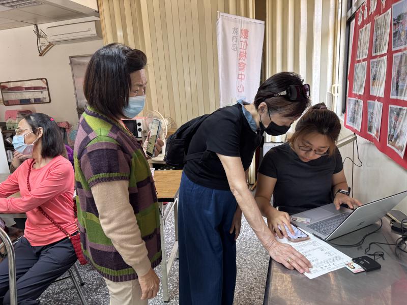 老師幫每一個同學確認已登錄健保快易通