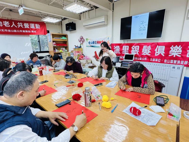 老師教同學用蛇年為主題設計屬於自己的紅包袋