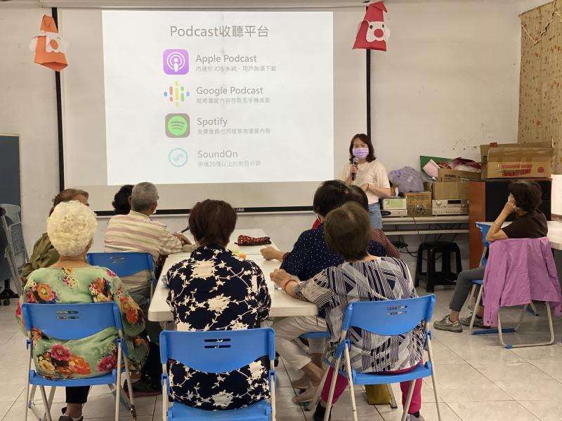 分享Podcast收聽平台，依據學員3C裝置，教會他們下載並收聽，讓長輩聽聽東東澎創立的「DOC來開槓」裡面的內容