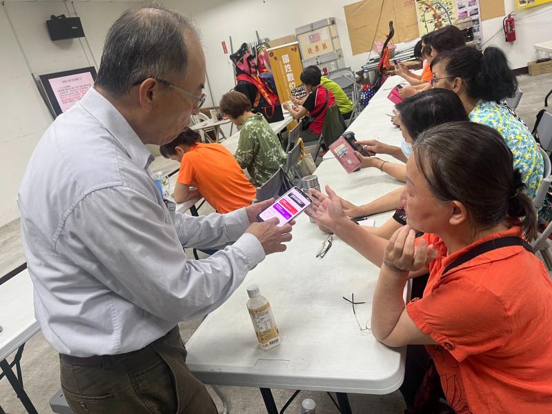 使用縣府APP網站查詢.