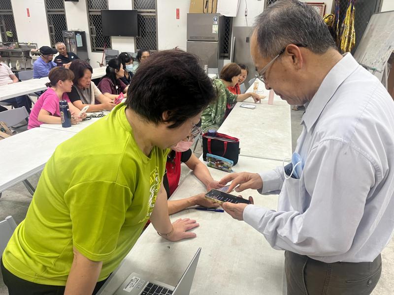 課程中老師親切細心地引導學員學習如何使用政府防詐網站查詢可疑資訊.