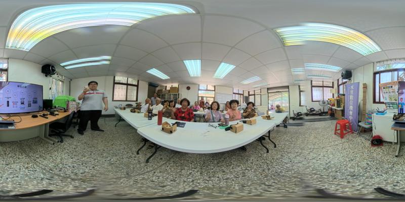 課堂中老師介紹insta360運動相機的功能及操作方法所示範的拍下的上課照片