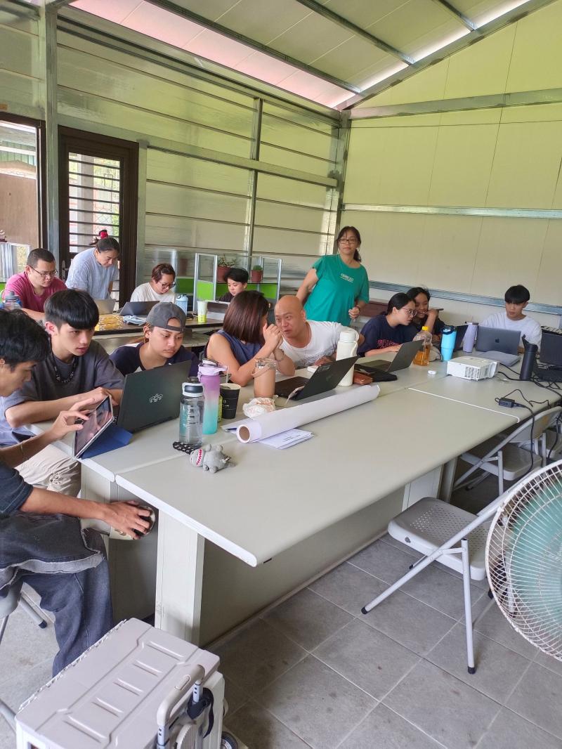 有些學生也會互相討論，比對現在地圖與過去地形的差異