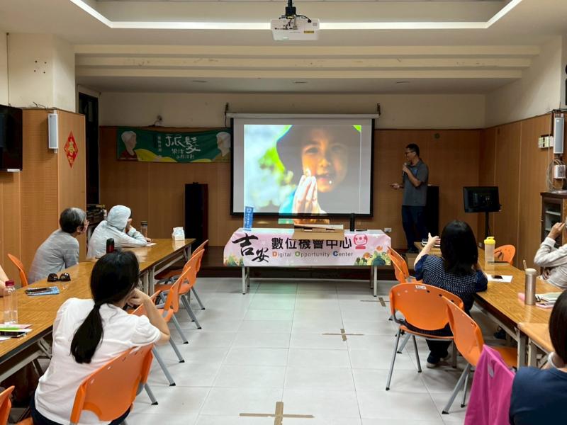 老師分享花蓮撿玉石和水晶，學員們都聽得好起勁!