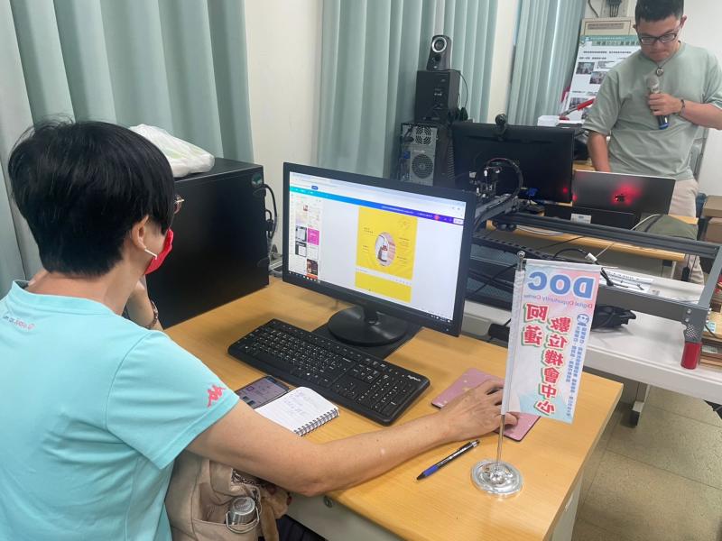 來行銷一下精華液，這罐精華液超級好用，清爽不黏膩呢!