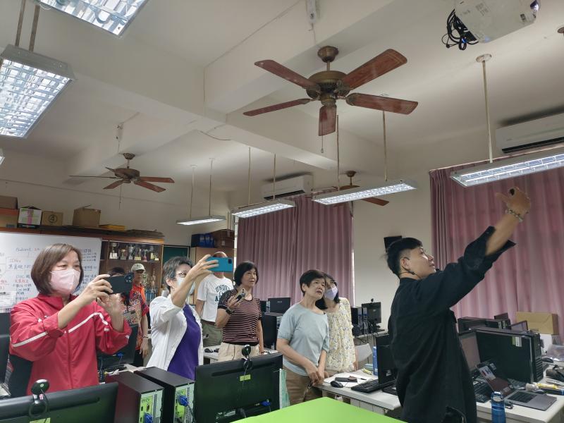 講師示範手持自拍手機拿法