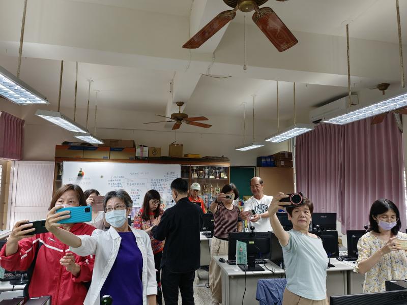 學員們練習自拍