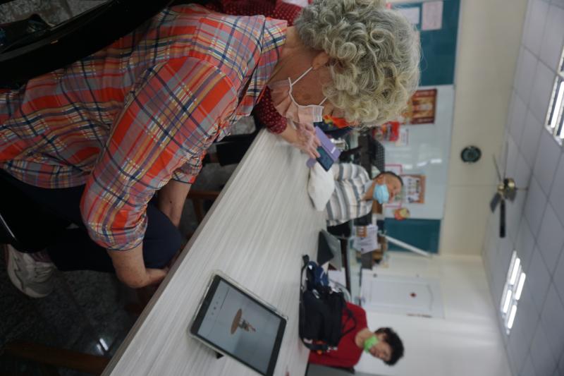 85歲跟隨平板運動APP做運動，每個動作很確實。