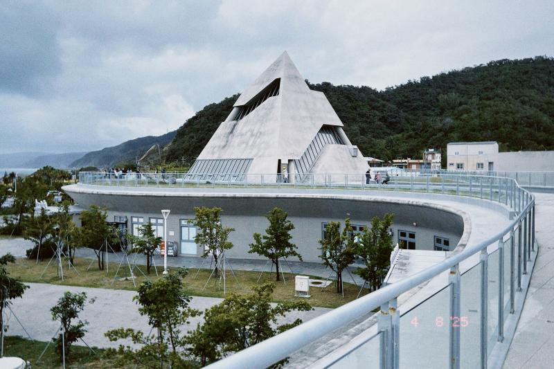 照片構圖抓住大家目光，聚焦在南迴驛站建築物上，利用前景欄杆引導視線延伸。