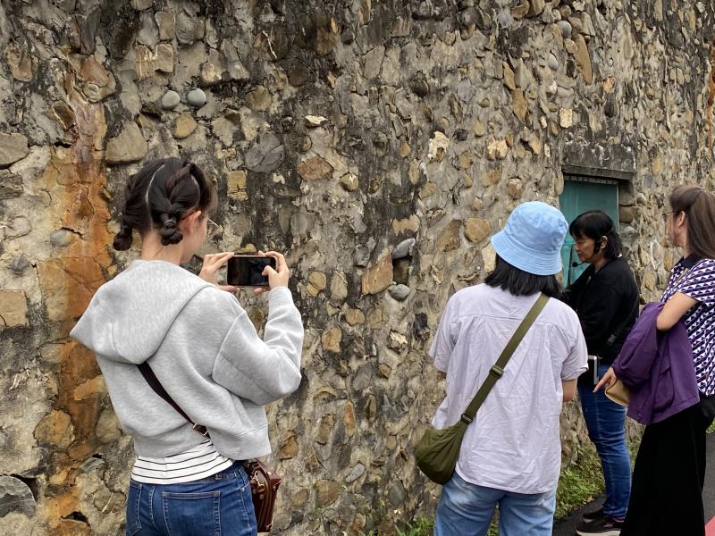 影像紀錄重點以人之間的交流和互動，從歷史建築物石頭屋的解說，捕捉導覽者專注解說的神情，與聆聽者的互動反應，讓影像畫面更豐富。