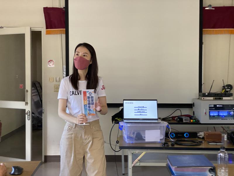 數位典藏型態多元，依據不同典藏類型，圖和文的排版有其差異性。