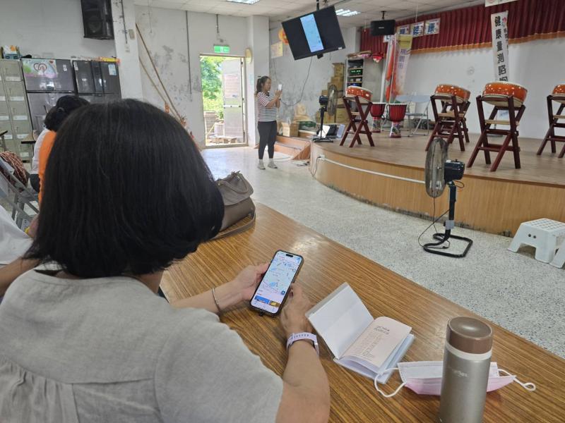 認真地聽講師說明地圖的功能