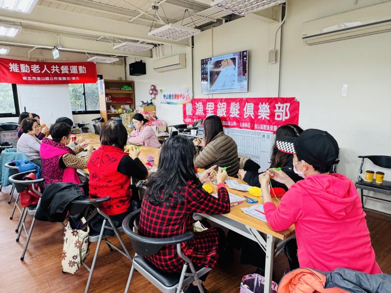 老師與學員教導製作方式