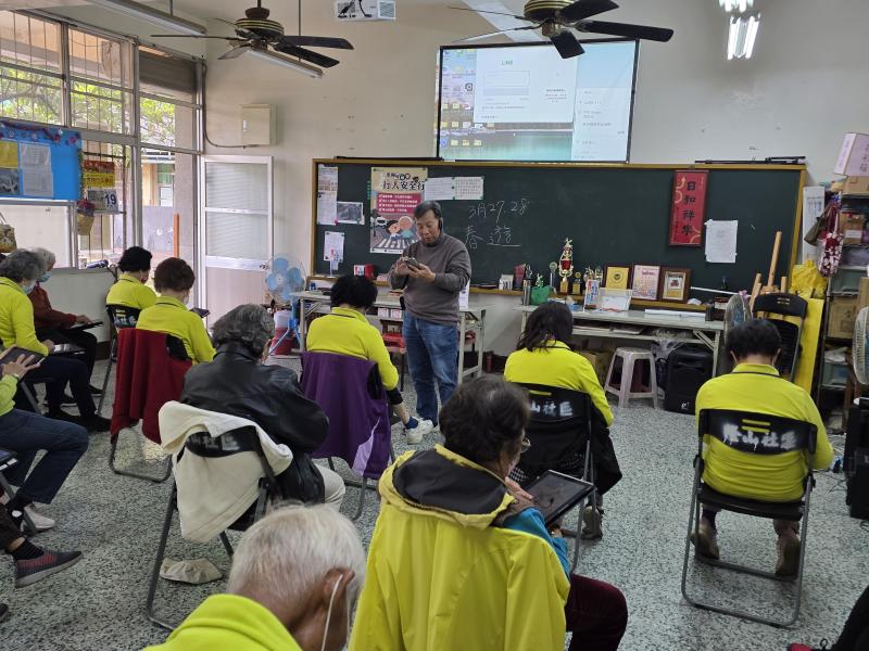 學員跟著講師一步步操作，學習如何將文字轉換為影像