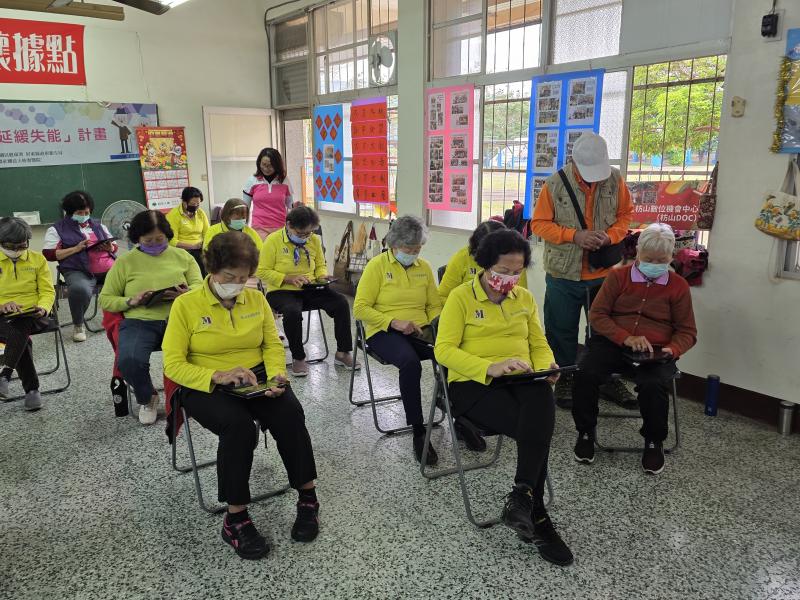 學員專注操作平板電腦，努力將課程內容石建成有趣的數位作品