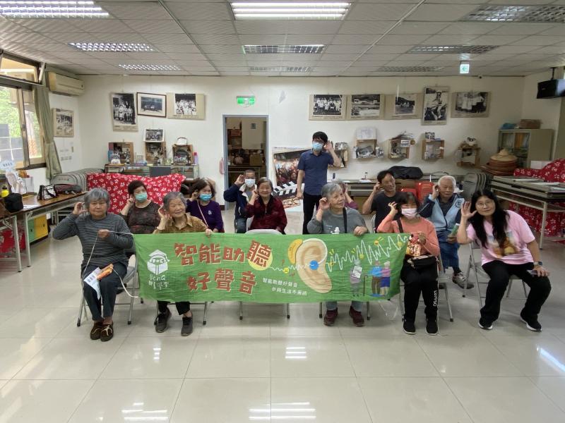 聽力師與學員一起持橫布條大合照