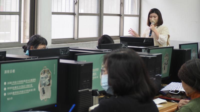 講師在電腦教室講解遊程設計