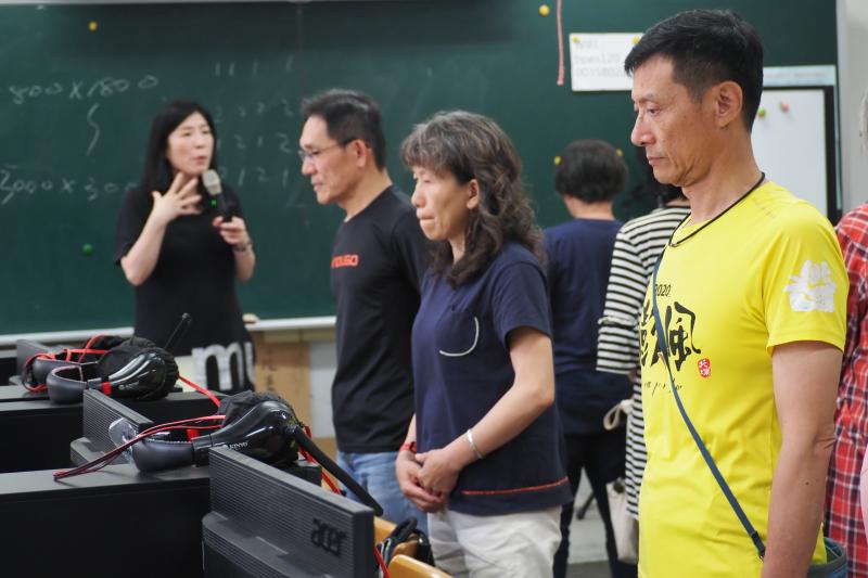 學員在老師指導下進行發聲練習