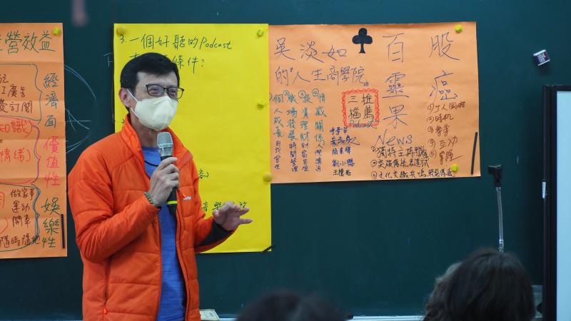 一個男學員在台上進行發表