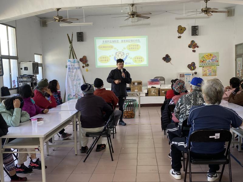 講師在台前講解簡報