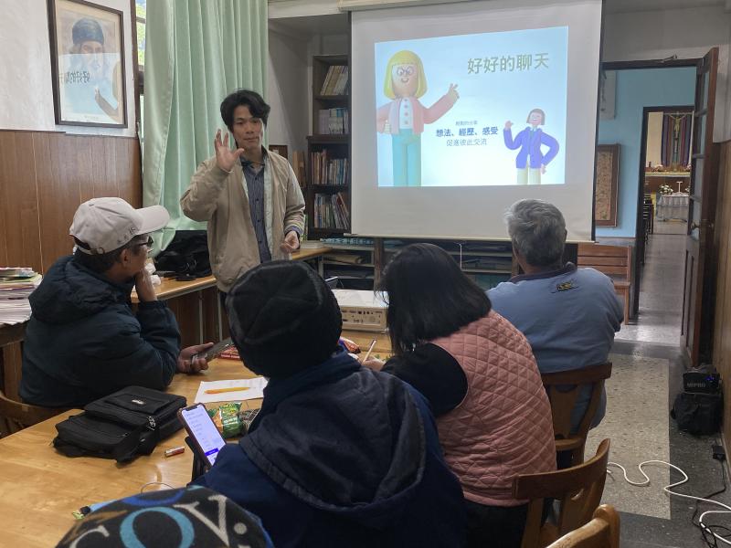 講師在台前講解簡報