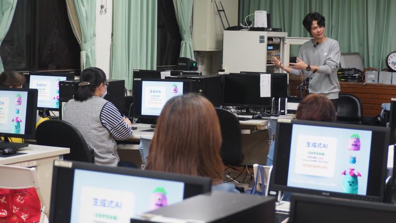 講師在台前講解AI