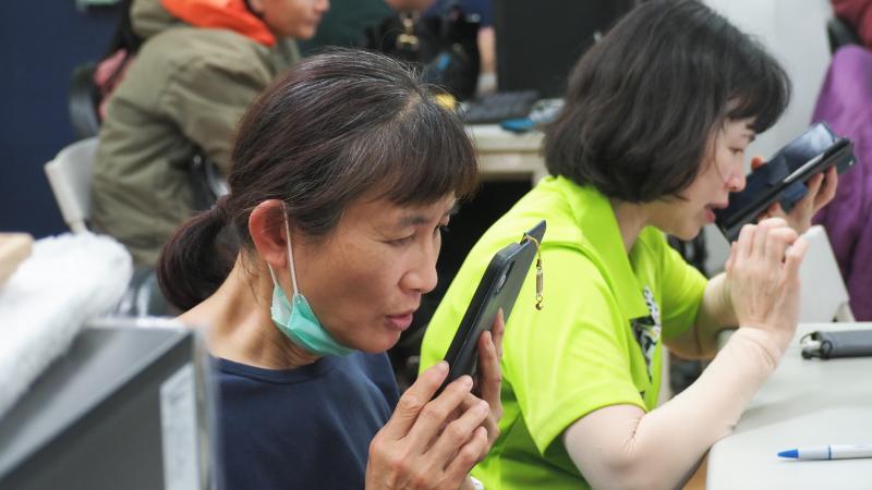 學員練習使用手機語音輸入與AI對話