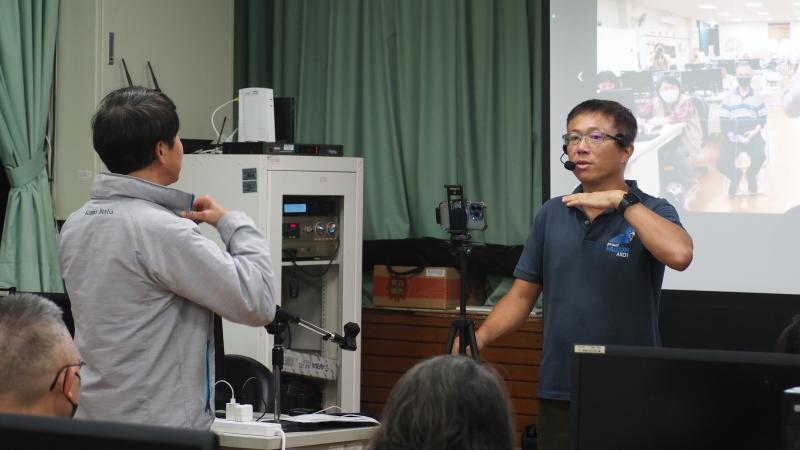 老師教導學員拍攝人物訪問的取景