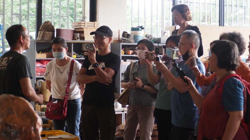 講師帶領學員一起拍攝和訪談