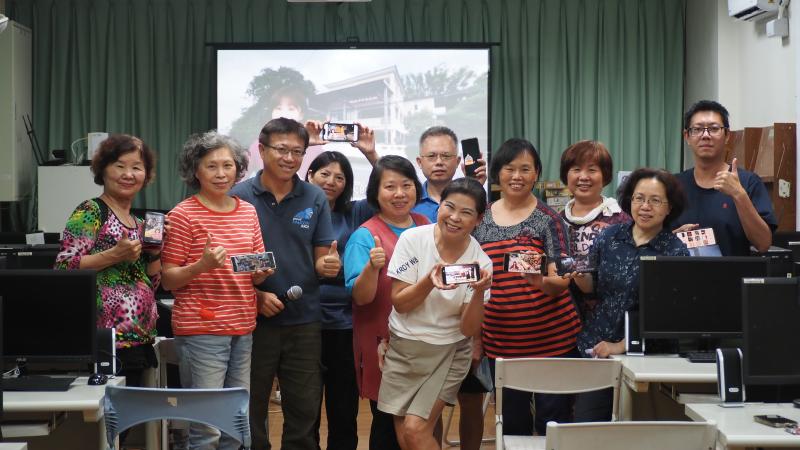 學員和講師一起和自己的AI主播大合照