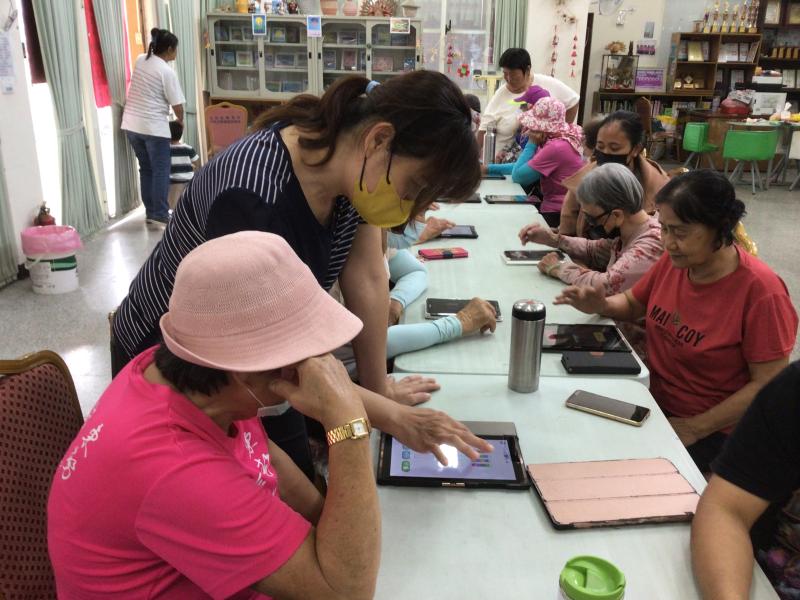 工協助長者平板電腦操作